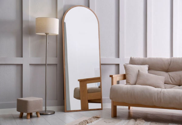 Kamar tidur dengan penggunaan cermin besar sebagai fokus visual